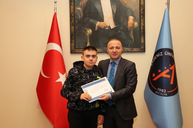 Rektör Ünal, sanatta engel tanımayanlara sertifika verdi