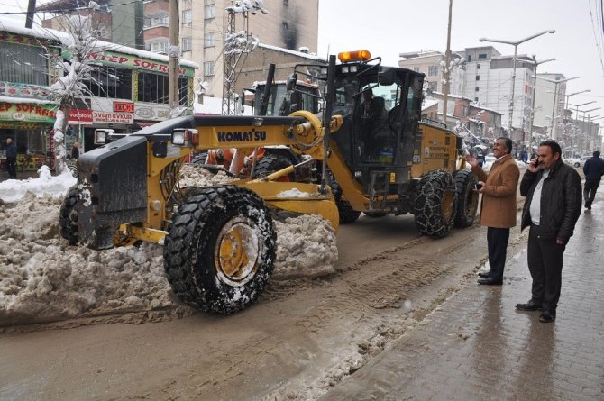 Yüksekova’da karla mücadele çalışması