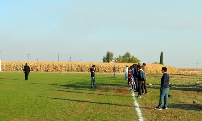 Köylüler, mısır tarlasını futbol sahasına dönüştürdü