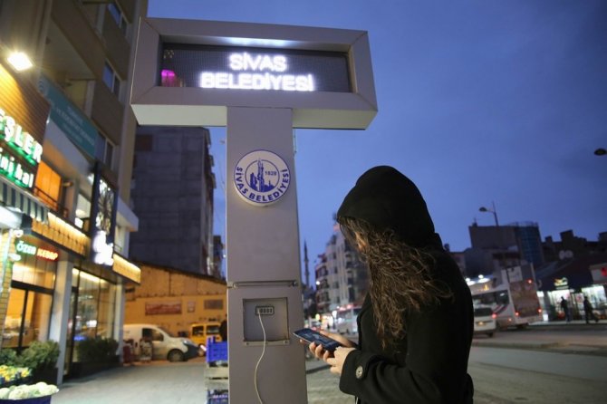 Sivas Belediyesi’nden otobüs duraklarına şarj istasyonu