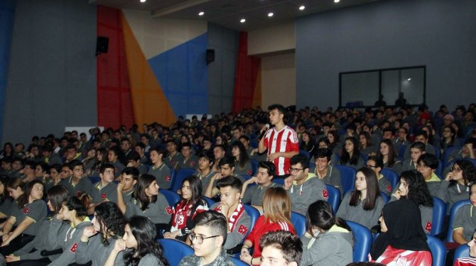 Sivassporlu futbolcular öğrencilerle buluştu