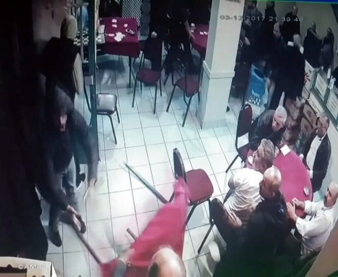 Kahvehaneye saldıran maskeli saldırganlara sandalyeli direniş