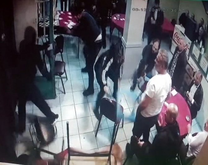 Kahvehaneye saldıran maskeli saldırganlara sandalyeli direniş