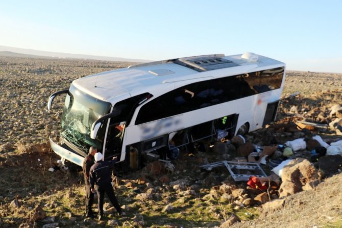 Yolcu otobüsü şarampole uçtu: 15 yaralı