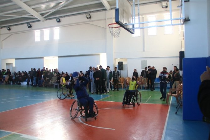 Başkan Hakan, engeli yaşama dikkat çekmek için tekerlekli sandalyeye oturdu