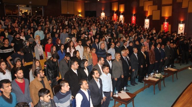 Gazeteci Nazlı Çelik, Hatay’da üniversiteli öğrencilerle bir araya geldi