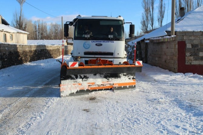 Çaldıran Belediyesi araç parkına kar küreme ve tuzlama aracı kattı
