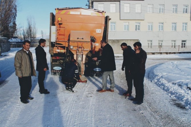 Çaldıran Belediyesi araç parkına kar küreme ve tuzlama aracı kattı