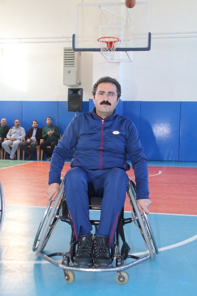 Başkan Hakan, engeli yaşama dikkat çekmek için tekerlekli sandalyeye oturdu