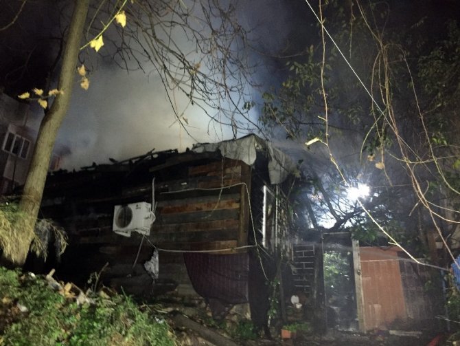 Kadıköy’de gecekondu alev alev yandı