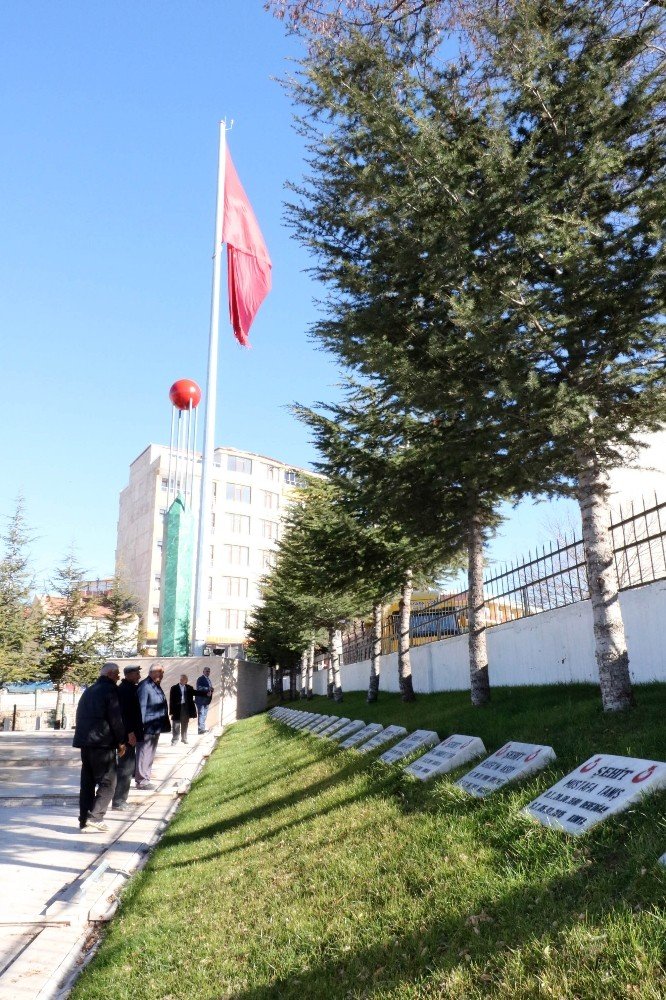 Sarıkaya Kızılelma Şehitlik Anıtı’na ziyaretçi akını