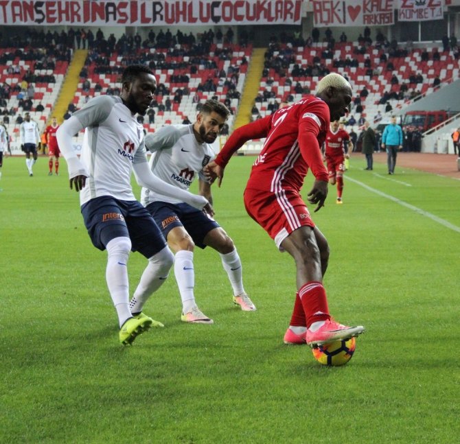 Süper Lig: DG Sivasspor: 1 - Medipol Başakşehir: 0 (İlk yarı)