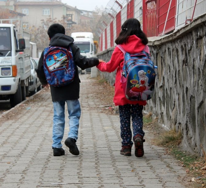 10 yaşındaki Mehmet, ikiziyle okula gitme mutluluğunu yaşadı