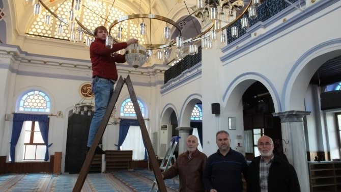 Burhaniye’de Koca Cami hayırsever desteğiyle ışıl ışıl oldu