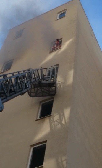 10 katlı binada yangın çıktı mahsur kalanları itfaiye merdivenle kurtardı