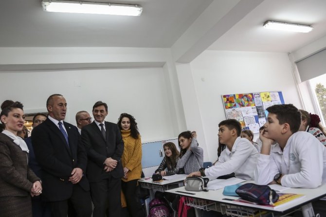 Kosova Başbakanından Maarif Okullarına övgü