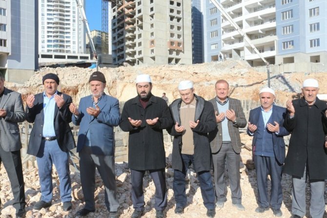Mardin’de cami temeli dualarla atıldı