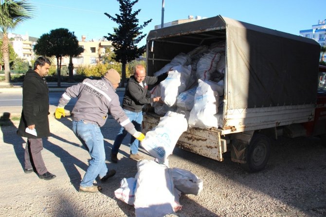 Silifke Belediyesi’nden 300 aileye 135 ton odun yardımı