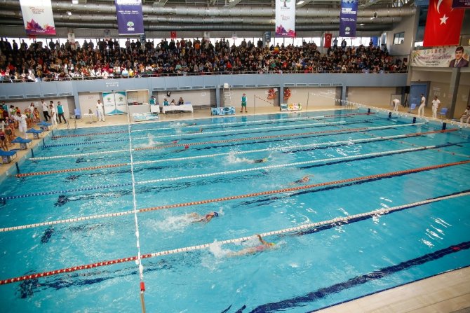 Yüzme sporunun geleceği Alleben’de kulaç attı