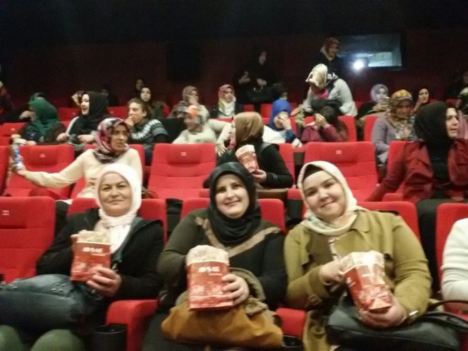Köylü kadınlar ilk kez sinemada film izledi