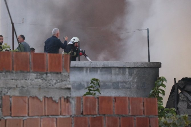 Adana’da yemeklik yağ deposundaki yangın söndürüldü