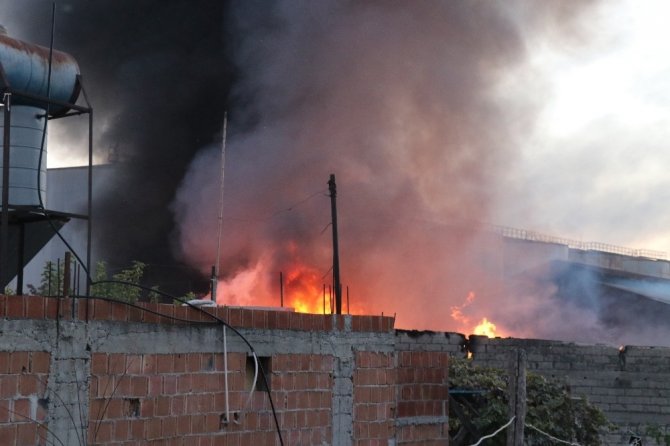 Adana’da yemeklik yağ deposundaki yangın söndürüldü