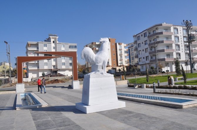 Denizli’den Batman’a mermer horoz heykeli