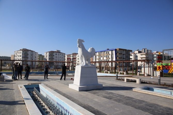 Denizli’den Batman’a mermer horoz heykeli