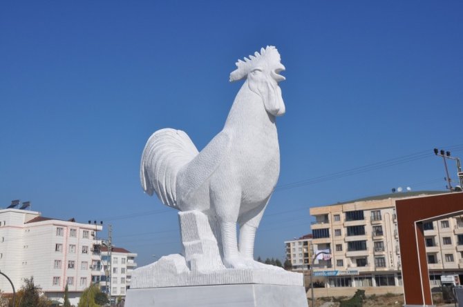 Denizli’den Batman’a mermer horoz heykeli