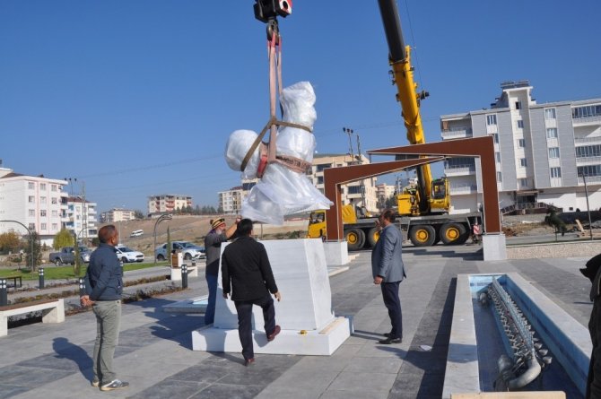 Denizli’den Batman’a mermer horoz heykeli
