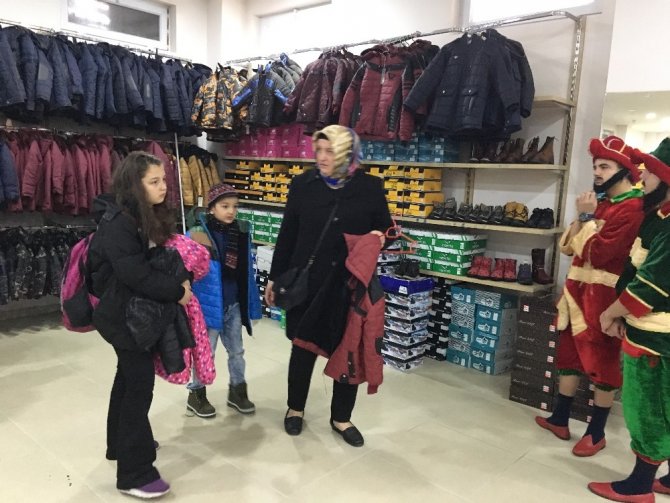 Beykoz Belediyesi’nden çocuklara kışlık kıyafet yardımı