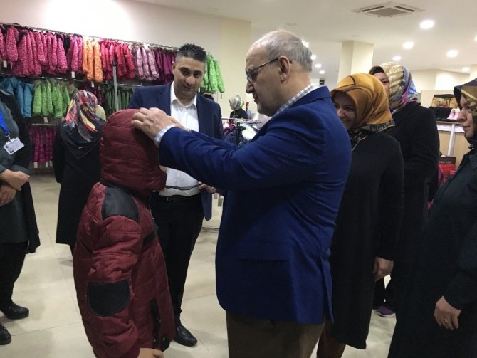 Beykoz Belediyesi’nden çocuklara kışlık kıyafet yardımı