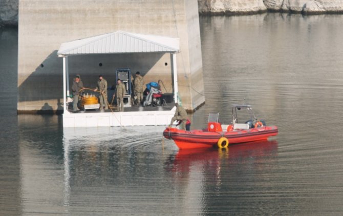 Genç kızı, Deniz Kuvvetleri’nin özel ekibi su altı robotu ile arıyor