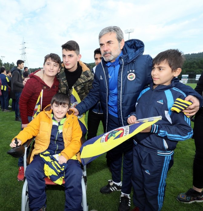 Çocuklar Fenerbahçe antrenmanını takip etti