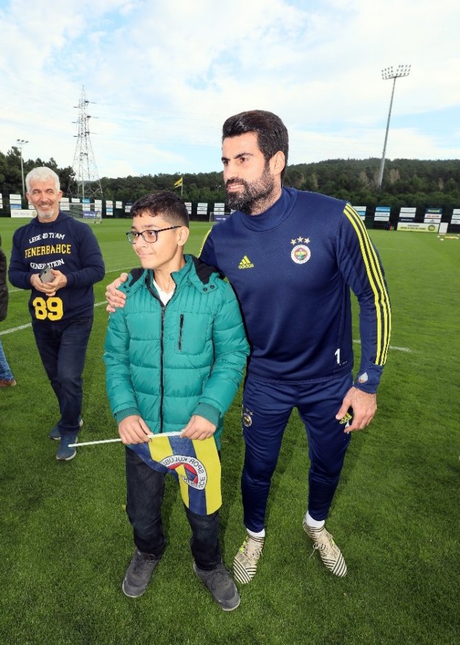 Çocuklar Fenerbahçe antrenmanını takip etti