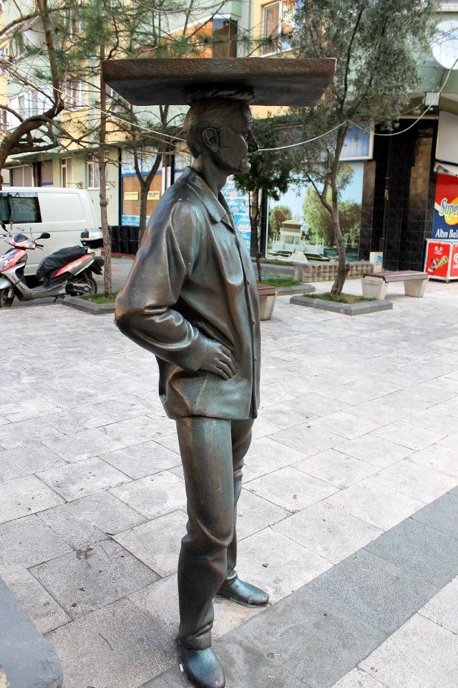 Heykel simitçinin simitlerini çaldılar