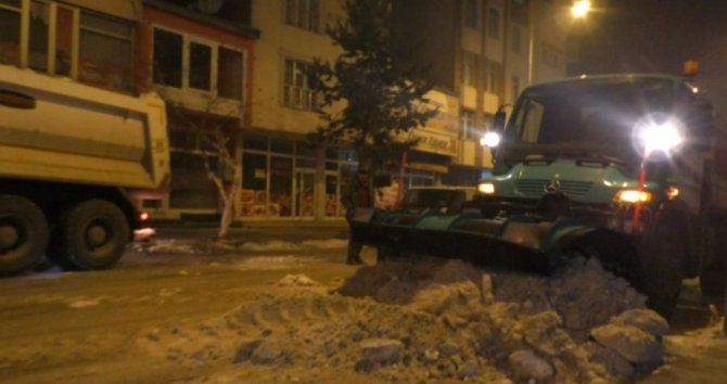 Kars Belediyesi caddelerin kar ve buzunu temizliyor