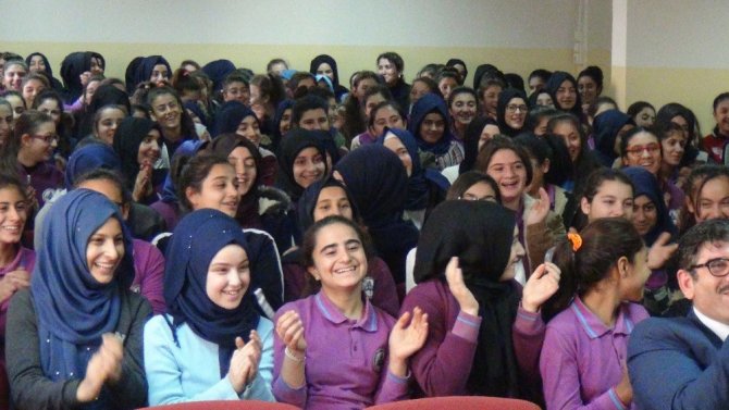 Ozanlar okul okul gezerek madde bağımlılıklarının zararlarını türkülerle anlatıyor