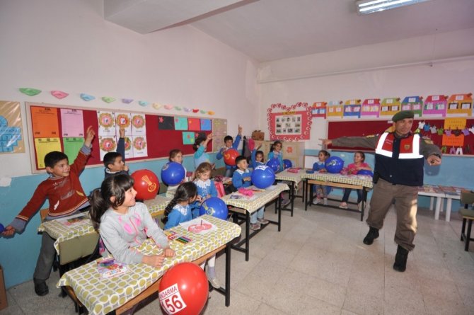 Tokat Jandarmasından köy okuluna 620 kitap hediye edildi