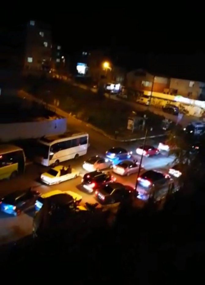 Trafik magandaları yolu kapattı vatandaşlar isyan etti