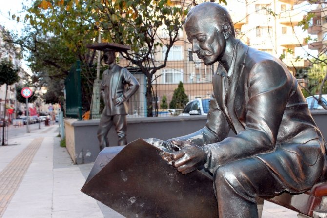 Heykel simitçinin simitlerini çaldılar