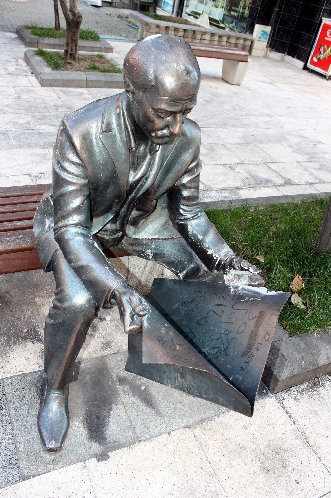 Heykel simitçinin simitlerini çaldılar