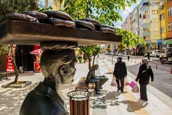 Heykel simitçinin simitlerini çaldılar