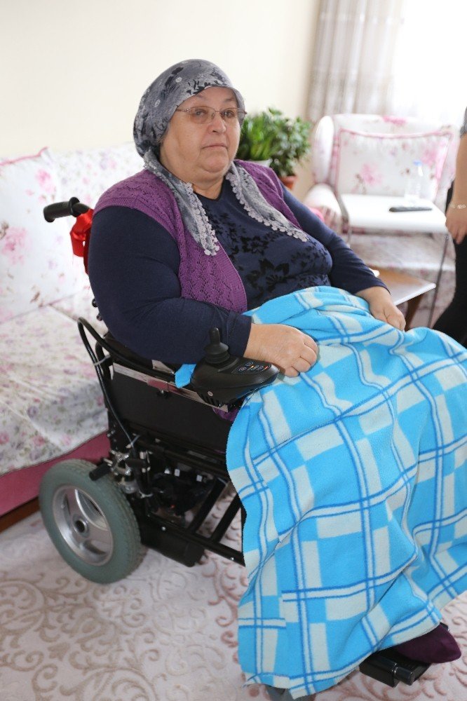 Efeler Belediyesi engelli vatandaşa akülü sandalye hediye etti