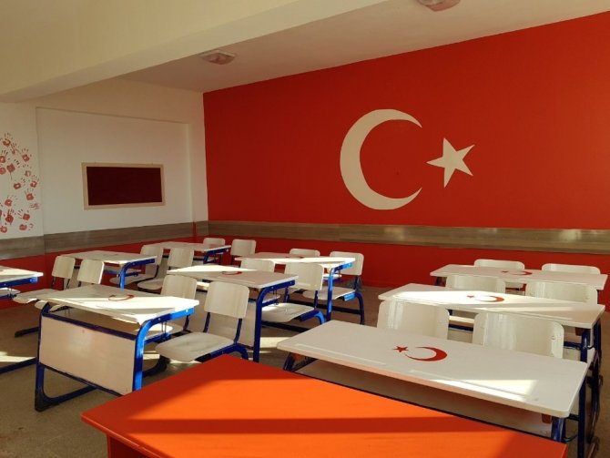 Sınıflarını, Türk bayrağıyla donattılar