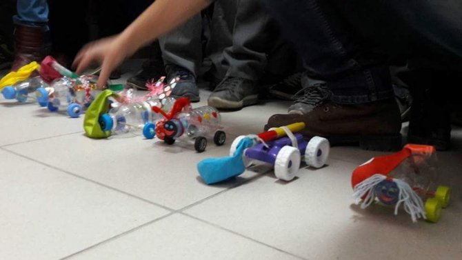 Öğrenciler, kendi icatları oyuncak arabalarla yarıştı