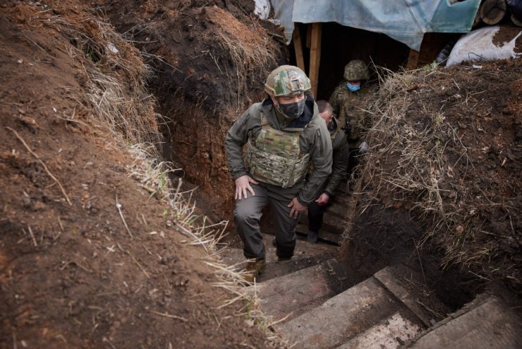 Zelenskiy, gerilimin hakim olduğu Donbass’ta askerlerle bir araya geldi