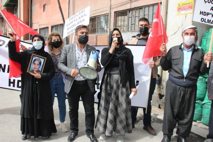 Hakkari’deki anneler HDP’ye yürüdü