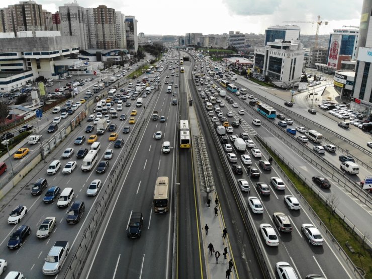 İstanbul’da hafta sonu kısıtlaması öncesi trafik yoğunluğu