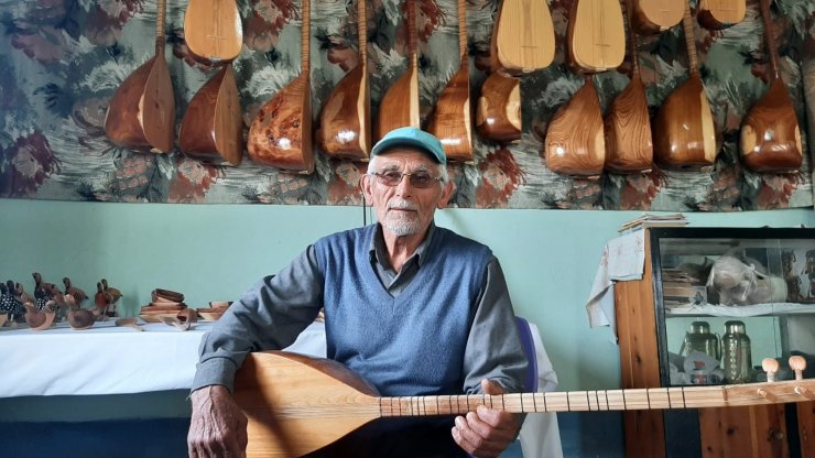 Köylerinde bir hafta kalan Aşık Veysel’den etkilendi, 60 yıldır saz yapıp saz çalıyor